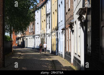 Terrazza curvilinea di case georgiane dipinte in pastello sulla storica Prince Street nella città vecchia di Hull, nell'East Yorkshire, Regno Unito Foto Stock