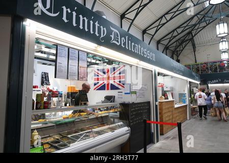 Tradizionale Trinity Market nel centro di Hull, con bancarelle di cibo di strada e prodotti freschi, nell'East Yorkshire, Regno Unito Foto Stock