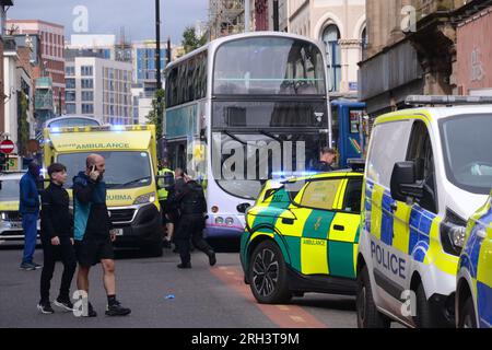 Manchester, Regno Unito. 13 agosto 2023. La polizia di Greater Manchester ha chiuso Oldham Street, centro di Manchester, Regno Unito, domenica. A 16,24 anni un uomo è stato portato fuori dal negozio Mini Market a un'ambulanza e portato in ospedale. Un portavoce della polizia ha detto: "Questo è trattato come un incidente isolato e la vittima - un uomo di 27 anni - è stata portata in ospedale per il trattamento di gravi lesioni, anche se fortunatamente non si ritiene che queste non siano in pericolo di vita. Un’indagine è in corso e una scena è stata messa in atto per aiutare le indagini”. Credito: Terry Waller/Alamy Live News Foto Stock