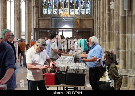 Fiera da record nella navata di Hull Minster, ex Holy Trinity, nell'East Yorkshire, Regno Unito Foto Stock