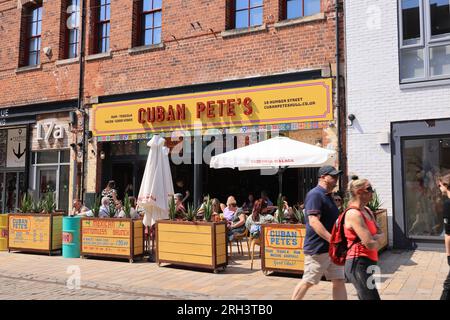 Humber Street, nel cuore del mercato della frutta di Hull, con un mix di arte, cultura, caffetterie, bar, ristoranti e negozi indipendenti, nell'East Yorkshire, Regno Unito Foto Stock