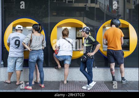 Madrid, Spagna. 7 agosto 2023. I clienti prelevano denaro da un bancomat presso la più grande banca spagnola di risparmio, la filiale Caixa Bank (CaixaBank) in Spagna. (Immagine di credito: © Xavi Lopez/SOPA Images via ZUMA Press Wire) SOLO PER USO EDITORIALE! Non per USO commerciale! Foto Stock