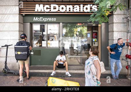 Madrid, Spagna. 2 agosto 2023. I lavoratori delle Start-up spagnole di consegne on demand, Glovo e Deelivers, attendono presso la multinazionale americana McDonald's, la catena di ristoranti di hamburger fast-food, affinché gli ordini siano pronti per essere ritirati in Spagna. (Immagine di credito: © Xavi Lopez/SOPA Images via ZUMA Press Wire) SOLO PER USO EDITORIALE! Non per USO commerciale! Foto Stock