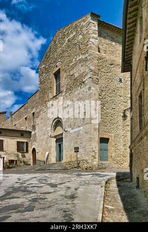 Città di Bevagna, Umbria, Italia. Chiesa di San Francesco (1275) con una facciata a spiovente su un'alta collina, con un cielo blu e nuvole bianche. Foto Stock