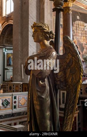 Statua in bronzo di un angelo a San Pietro in vincoli Foto Stock