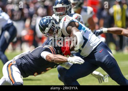 12 agosto 2023 - il running back dei Tennessee Titans Hassan Haskins (25) viene placcato dal cornerback dei Chicago Bears Jaylon Jones (31) dopo un breve periodo durante la gara di football della pre-stagione NFL tra i Chicago Bears e i Tennessee Titans a Chicago, Illinois Foto Stock