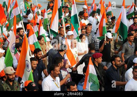 13 agosto 2023, Srinagar, Jammu e Kashmir, India: Il vice governatore Manoj Sinha detiene la bandiera nazionale mentre partecipa al raduno "Meri Maati Mera Desh" (il mio suolo, il mio paese) in vista delle celebrazioni del giorno dell'indipendenza il 13 agosto 2023 a Srinagar, India. (Immagine di credito: © Mubashir Hassan/Pacific Press via ZUMA Press Wire) SOLO USO EDITORIALE! Non per USO commerciale! Foto Stock