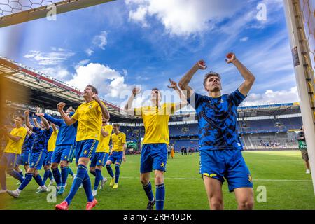 Broendby, Danimarca. 13 agosto 2023. I giocatori di Broendby IF celebrano la vittoria con i tifosi dopo il 3F Superliga match tra Broendby IF e Lyngby BK al Broendby Stadion di Broendby. (Foto: Gonzales Photo/Alamy Live News Foto Stock