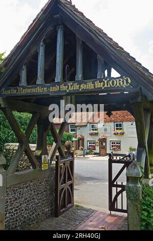 Porta Lytch nel sagrato della chiesa di San Pietro e San Paolo, con il pub Samuel Palmer sullo sfondo Foto Stock