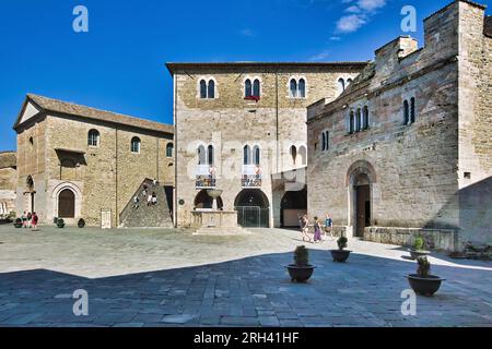 Bevagna, Umbria, Italia. Silvestri Square Consuls Palace, fontana, chiesa di San Silvestro, Santi Domenico e Chiesa di Giacomo sullo sfondo. Foto Stock