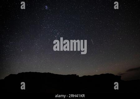 Faiyum, Egitto. 13 agosto 2023. La pioggia di meteoriti perseidi vista sopra la riserva naturale di Wadi al-Hitan (Valle delle balene) nel deserto del Governatorato di al Fayoum. Crediti: Gehad Hamdy/dpa/Alamy Live News Foto Stock