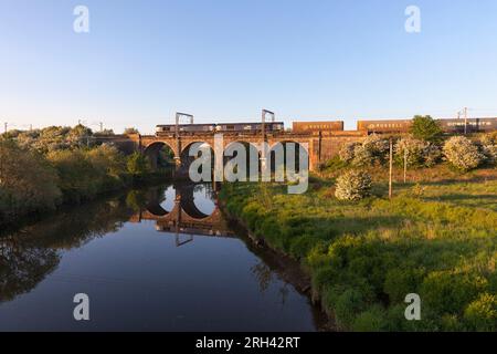 2 locomotive diesel di classe 66 della Direct Rail Services che attraversano il viadotto di Garnock Longford, a sud di Kilwinning (fiume Garnock) con un treno merci Foto Stock