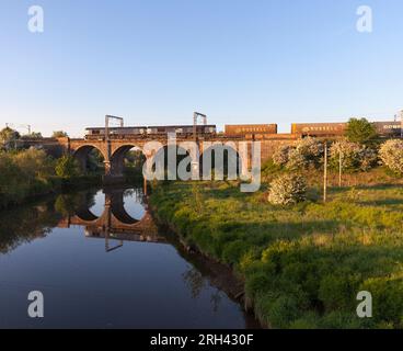 2 locomotive diesel di classe 66 della Direct Rail Services che attraversano il viadotto di Garnock Longford, a sud di Kilwinning (fiume Garnock) con un treno merci Foto Stock