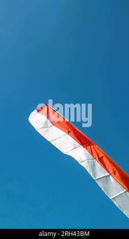 Bandiera rossa e bianca dei pennant con sfondo blu del cielo durante la celebrazione del giorno dell'indipendenza dell'Indonesia Foto Stock