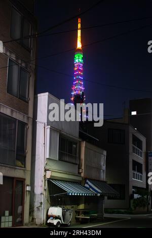 3 maggio 2023, Tokyo, Giappone. La cima della Tokyo Tower sopra una delle strade vuote di notte. Foto Stock