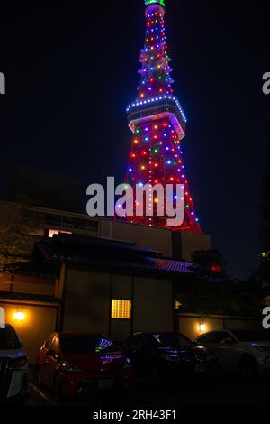 3 maggio 2023, Tokyo, Giappone. La cima della Tokyo Tower dietro gli edifici di una delle strade vuote di notte. Foto Stock