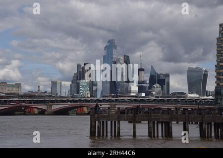Londra, Regno Unito. 13 agosto 2023. Vista generale dello skyline della City di Londra in una giornata parzialmente nuvolosa. Credito: SOPA Images Limited/Alamy Live News Foto Stock