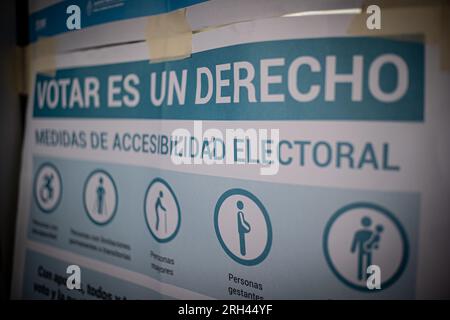 Buenos Aires, Buenos Aires, Argentina. 13 agosto 2023. Le elezioni presidenziali in Argentina non si svolgono fino al 22 ottobre, ma gli elettori hanno l'opportunità di dare un'indicazione precoce delle loro preferenze durante le primarie presidenziali, note come PASO. PASO sta per Open, Contemporary, and Mandatory Primaries. (Immagine di credito: © Daniella Fernandez Realin/ZUMA Press Wire) SOLO USO EDITORIALE! Non per USO commerciale! Foto Stock