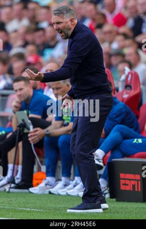 EINDHOVEN, PAESI BASSI - 12 AGOSTO: Allenatore Michael Silberbauer (FC Utrecht) durante l'Eredivisie match tra PSV Eindhoven e FC Utrecht a Philips Foto Stock