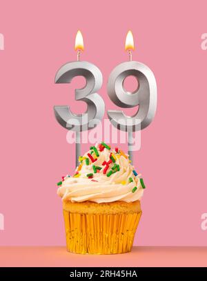 Biglietto di compleanno con cupcake e candela numero 39 Foto Stock