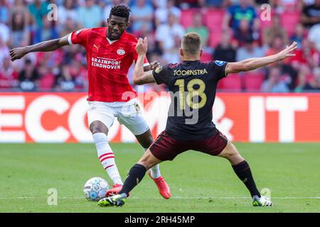 EINDHOVEN, PAESI BASSI - 12 AGOSTO: Ibrahim Sangare (PSV) e Jens Toornstra (FC Utrecht) durante l'Eredivisie match tra PSV Eindhoven e FC Utrecht Foto Stock