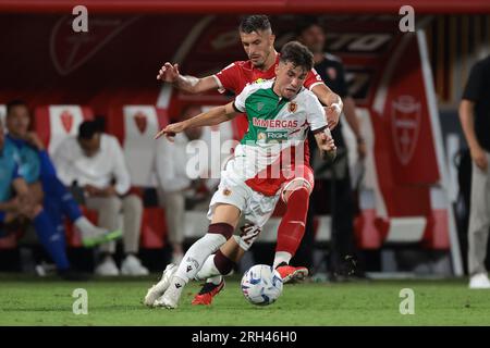 Monza, Italia. 13 agosto 2023. Alessandro bianco dell'AC Reggiana affronta Dany Mota Carvalho dell'AC Monza durante il round di Coppa Italia 32 allo stadio U-Power di Monza. Il credito fotografico dovrebbe leggere: Jonathan Moscrop/Sportimage Credit: Sportimage Ltd/Alamy Live News Foto Stock