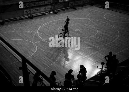 Ciclismo al coperto presso l'Emirates Arena durante i Campionati mondiali di ciclismo 2023 Foto Stock