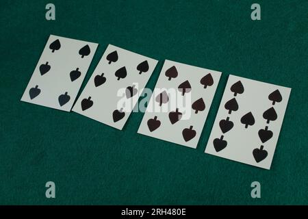 Carta da gioco del vecchio West sul tavolo da gioco verde. Foto Stock