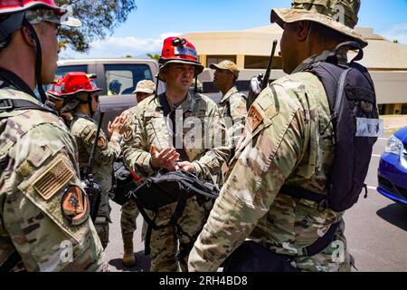 Le guardie nazionali delle Hawaii si dispiegano a Lahaina a Maui Hawaii per cercare sia i sopravvissuti che le vittime degli incendi di Maui. Foto della Guardia Nazionale delle Hawaii Foto Stock
