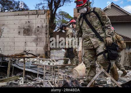 Le guardie nazionali delle Hawaii si dispiegano a Lahaina a Maui Hawaii per cercare sia i sopravvissuti che le vittime degli incendi di Maui. Foto della Guardia Nazionale delle Hawaii Foto Stock