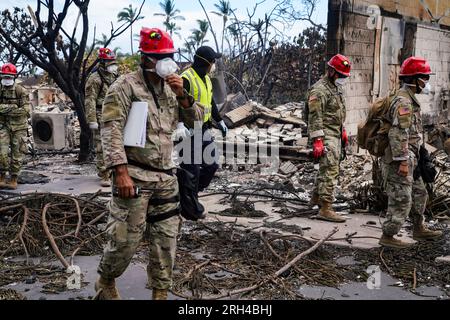 Le guardie nazionali delle Hawaii si dispiegano a Lahaina a Maui Hawaii per cercare sia i sopravvissuti che le vittime degli incendi di Maui. Foto della Guardia Nazionale delle Hawaii Foto Stock