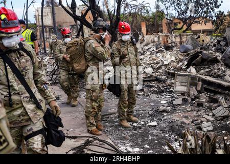 Le guardie nazionali delle Hawaii si dispiegano a Lahaina a Maui Hawaii per cercare sia i sopravvissuti che le vittime degli incendi di Maui. Foto della Guardia Nazionale delle Hawaii Foto Stock