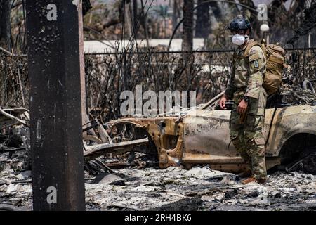 Le guardie nazionali delle Hawaii si dispiegano a Lahaina a Maui Hawaii per cercare sia i sopravvissuti che le vittime degli incendi di Maui. Foto della Guardia Nazionale delle Hawaii Foto Stock