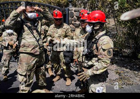 Le guardie nazionali delle Hawaii si dispiegano a Lahaina a Maui Hawaii per cercare sia i sopravvissuti che le vittime degli incendi di Maui. Foto della Guardia Nazionale delle Hawaii Foto Stock