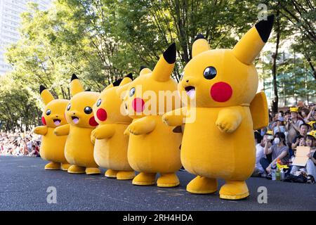 Sfilata di Pikachu durante i Campionati Mondiali Pokemon 2023 a Minatomirai, Yokohama, l'11 agosto 2023. Crediti: Stanislav Kogiku/AFLO/Alamy Live News Foto Stock