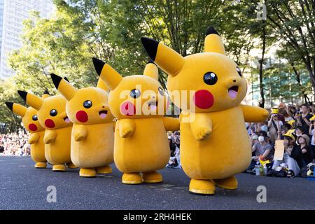 Sfilata di Pikachu durante i Campionati Mondiali Pokemon 2023 a Minatomirai, Yokohama, l'11 agosto 2023. Crediti: Stanislav Kogiku/AFLO/Alamy Live News Foto Stock