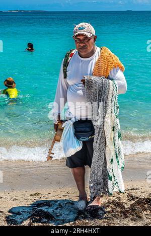 Cuba, Varadero sulle calde spiagge sabbiose si trovano spesso venditori ambulanti. Vacanze sulle spiagge sabbiose e nuoto nelle calde e limpide acque dell'oceano. Foto Stock