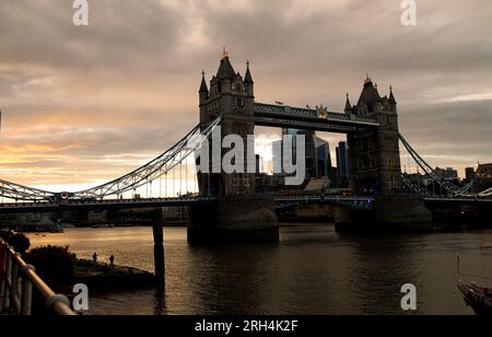 Londra, Regno Unito. 13 agosto 2023. Questa foto scattata il 13 agosto 2023 mostra una vista del tramonto a Londra, in Gran Bretagna. Crediti: Li Ying/Xinhua/Alamy Live News Foto Stock