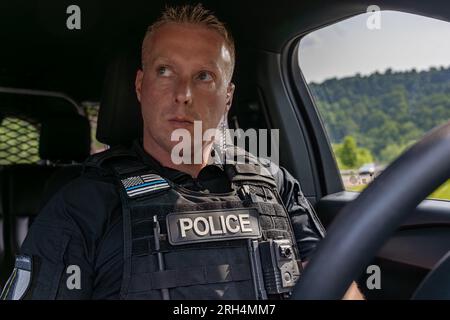 Pazienza in blu: Lo sguardo vigile dell'ufficiale dall'incrociatore, sempre vigile. Foto Stock