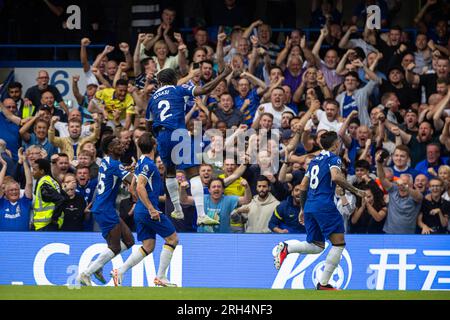 Londra, Regno Unito. 14 agosto 2023. L'Axel Disasi del Chelsea (Front, 3rd L) festeggia dopo aver segnato il gol di pareggio durante la partita di Premier League inglese tra Chelsea e Liverpool a Londra, in Gran Bretagna, il 13 agosto 2023. Crediti: Xinhua/Alamy Live News Foto Stock