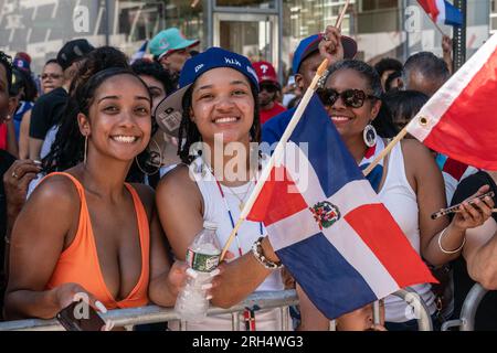 New York, USA. 13 agosto 2023. Atmosfera durante la Parata del giorno Dominicano sulla 6th avenue a New York il 13 agosto 2023. Il presidente della Repubblica Dominicana Luis Abinader e la First Lady Raquel Arbaje hanno fatto prigionieri migliaia di partecipanti e spettatori, nonché molti funzionari eletti tra cui il governatore Kathy Hochul, il sindaco Eric Adams, il procuratore generale Letitia James, il senatore Charles Schumer e altri, in un giorno caldo e umido di celebrazione della cultura dominicana. (Foto di Lev Radin/Sipa USA) credito: SIPA USA/Alamy Live News Foto Stock