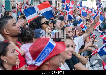 New York, USA. 13 agosto 2023. Atmosfera durante la Parata del giorno Dominicano sulla 6th avenue a New York il 13 agosto 2023. Il presidente della Repubblica Dominicana Luis Abinader e la First Lady Raquel Arbaje hanno fatto prigionieri migliaia di partecipanti e spettatori, nonché molti funzionari eletti tra cui il governatore Kathy Hochul, il sindaco Eric Adams, il procuratore generale Letitia James, il senatore Charles Schumer e altri, in un giorno caldo e umido di celebrazione della cultura dominicana. (Foto di Lev Radin/Sipa USA) credito: SIPA USA/Alamy Live News Foto Stock