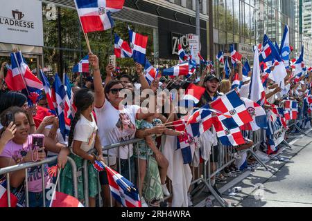 New York, USA. 13 agosto 2023. Atmosfera durante la Parata del giorno Dominicano sulla 6th avenue a New York il 13 agosto 2023. Il presidente della Repubblica Dominicana Luis Abinader e la First Lady Raquel Arbaje hanno fatto prigionieri migliaia di partecipanti e spettatori, nonché molti funzionari eletti tra cui il governatore Kathy Hochul, il sindaco Eric Adams, il procuratore generale Letitia James, il senatore Charles Schumer e altri, in un giorno caldo e umido di celebrazione della cultura dominicana. (Foto di Lev Radin/Sipa USA) credito: SIPA USA/Alamy Live News Foto Stock