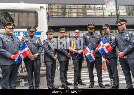 I membri della polizia nazionale dominicana e il presidente della Detectives Endowment Association Paul DiGiacomo (C) partecipano alla Dominican Day Parade sulla 6th avenue a New York il 13 agosto 2023. Il presidente della Repubblica Dominicana Luis Abinader e la First Lady Raquel Arbaje hanno fatto prigionieri migliaia di partecipanti e spettatori, nonché molti funzionari eletti tra cui il governatore Kathy Hochul, il sindaco Eric Adams, il procuratore generale Letitia James, il senatore Charles Schumer e altri, in un giorno caldo e umido di celebrazione della cultura dominicana. (Foto di Lev Radin/Sipa USA) Foto Stock