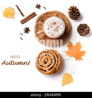 Sfondo autunnale con caffè e panino alla cannella per colazione o per una pausa isolata su uno spazio bianco, copia. Tazza di caffè cappuccino con l autunnale di stagione Foto Stock