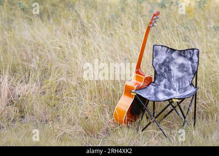 Chitarre, campeggio, come fornelli, sedie, nelle giornate di sole all'aperto. romantico hippie all'aperto Foto Stock