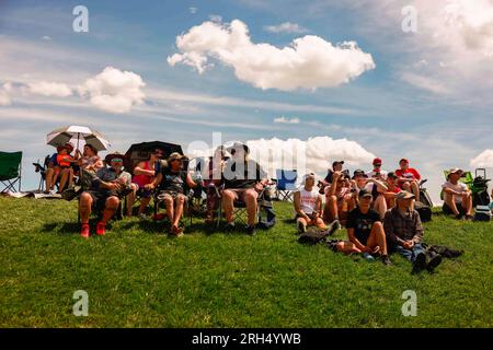 Indianapolis, Stati Uniti. 13 agosto 2023. Gli spettatori guardano da tumuli a turno durante la Verizon 200 al Brickyard dell'Indianapolis Motor Speedway di Indianapolis. (Foto di Jeremy Hogan/SOPA Images/Sipa USA) credito: SIPA USA/Alamy Live News Foto Stock