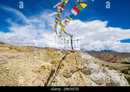 Bandiere di preghiera che volano nel vento desertico di lo Manthang, Upper Mustang nell'Himalaya del Nepal Foto Stock