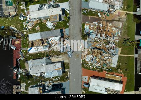 Danni alla proprietà causati da forti venti di uragano. Case mobili nell'area residenziale della Florida con tetti distrutti. Conseguenze del disastro naturale Foto Stock