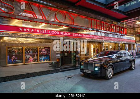 Rolls Royce vi aspetta di fronte al Savoy Theatre, Londra, Regno Unito. Foto Stock